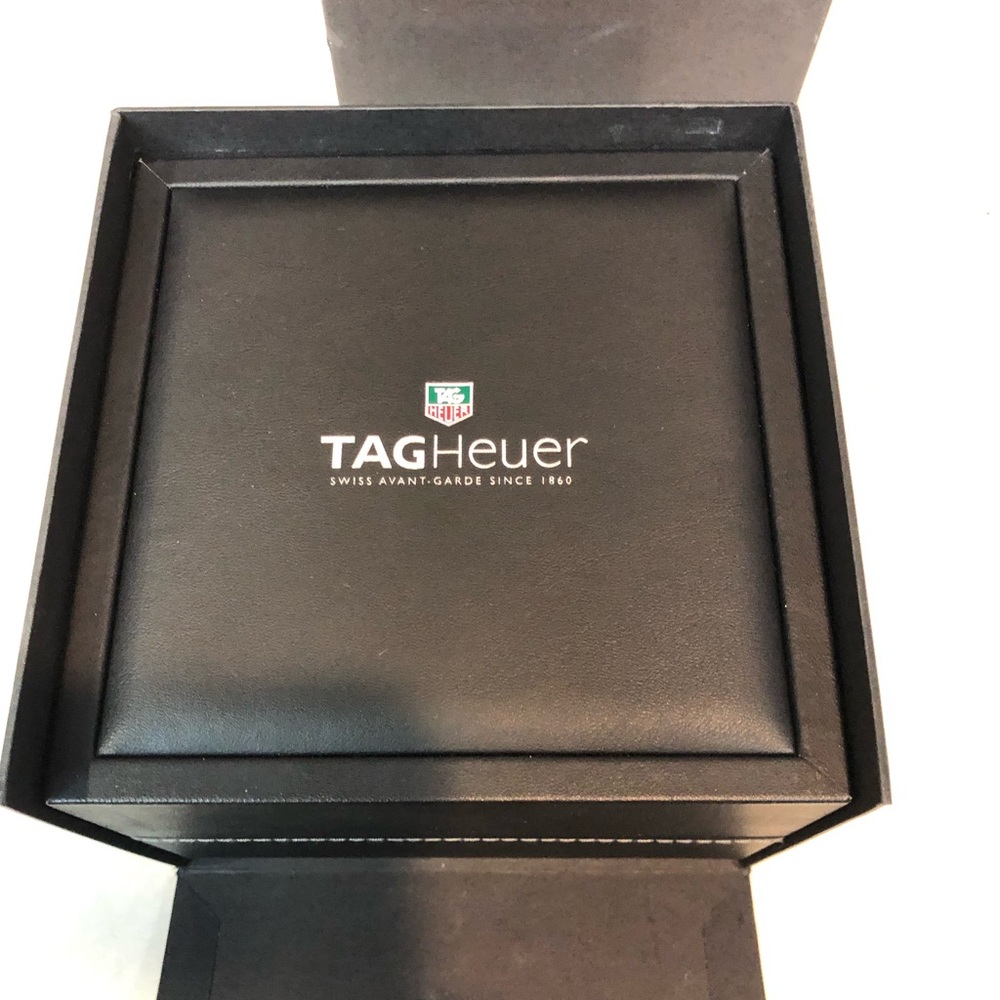 Brand new tag watch paid 3000,selling for 1800
